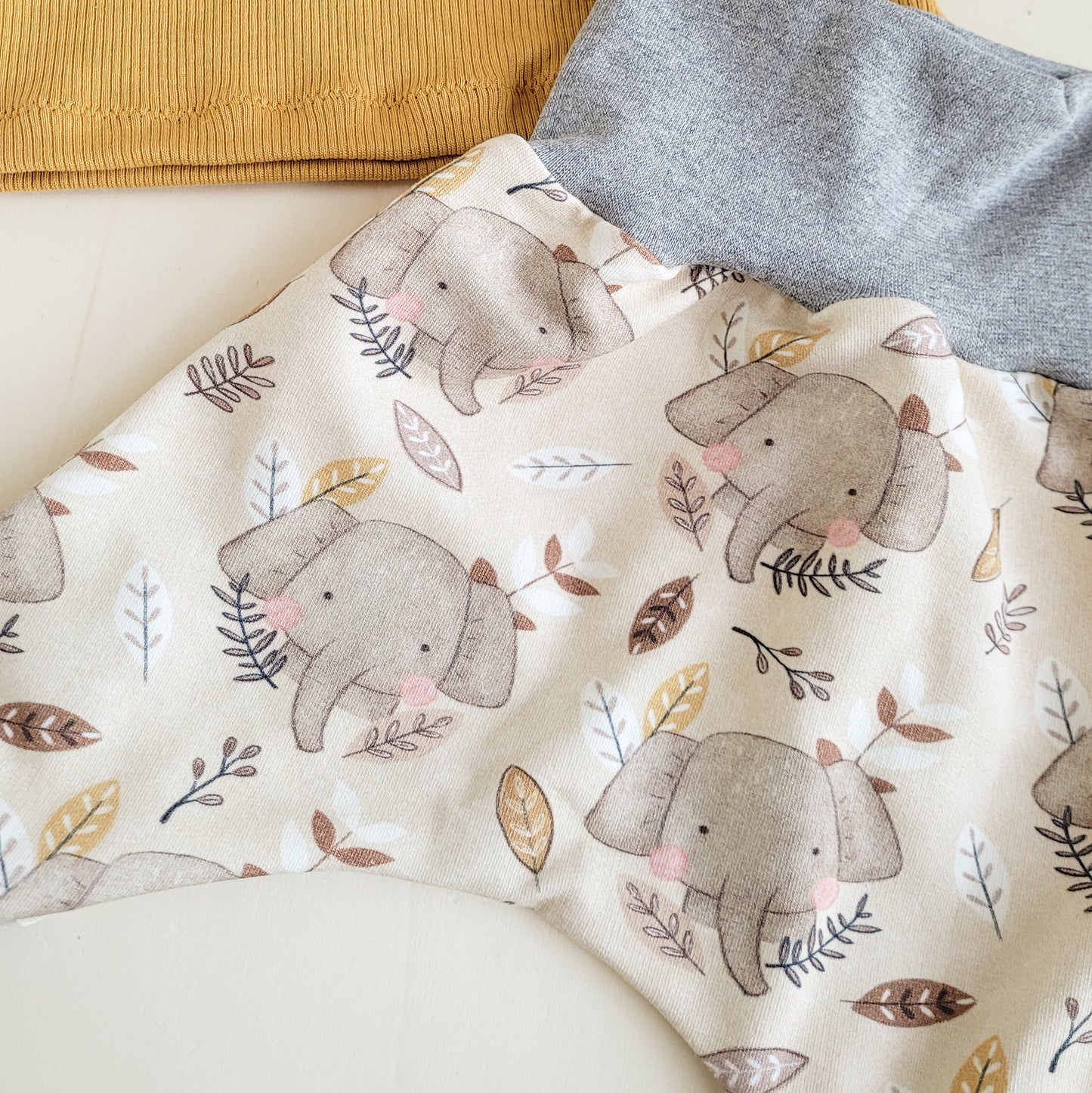 Set Elefanten: Pumphose und Basic-Shirt