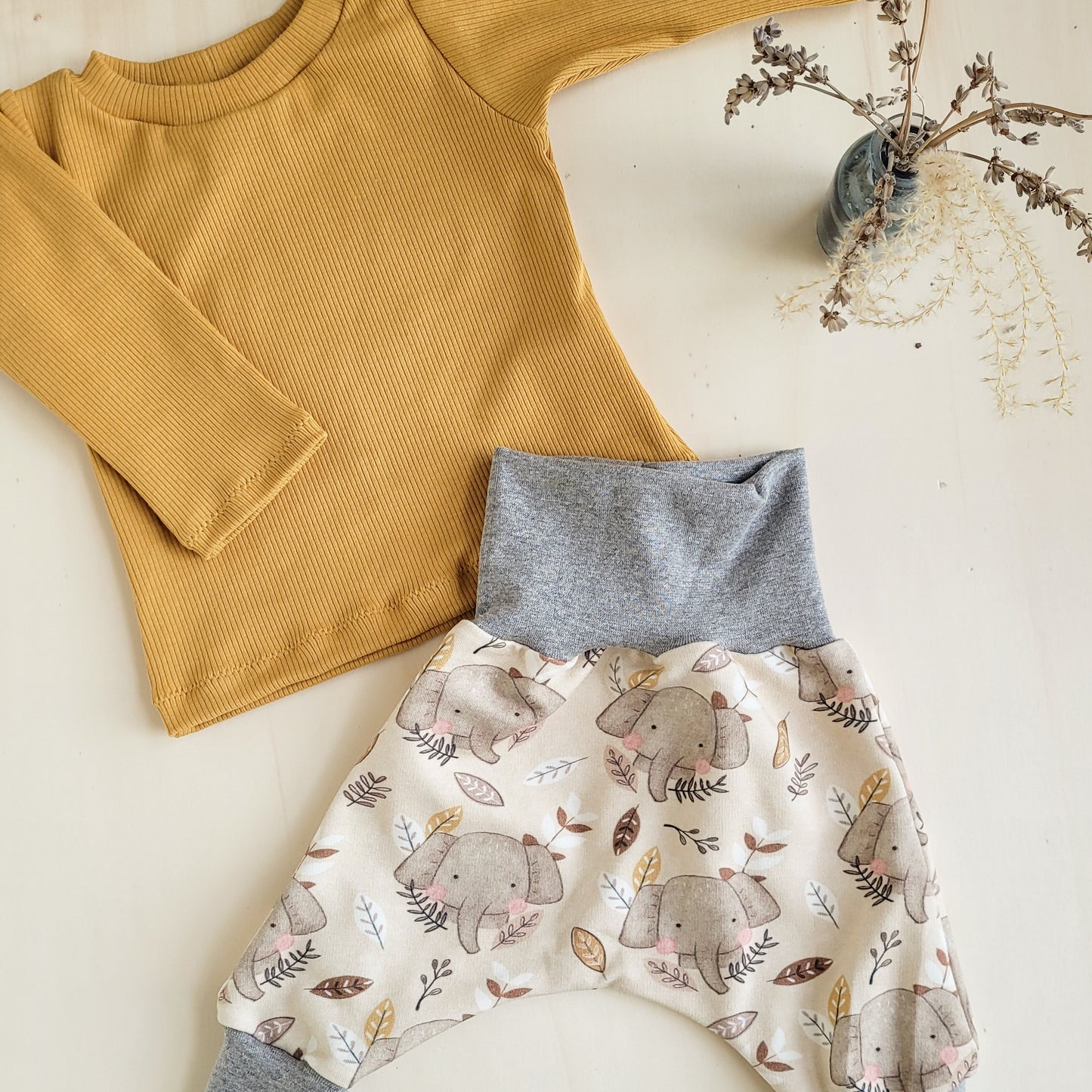 Set Elefanten: Pumphose und Basic-Shirt