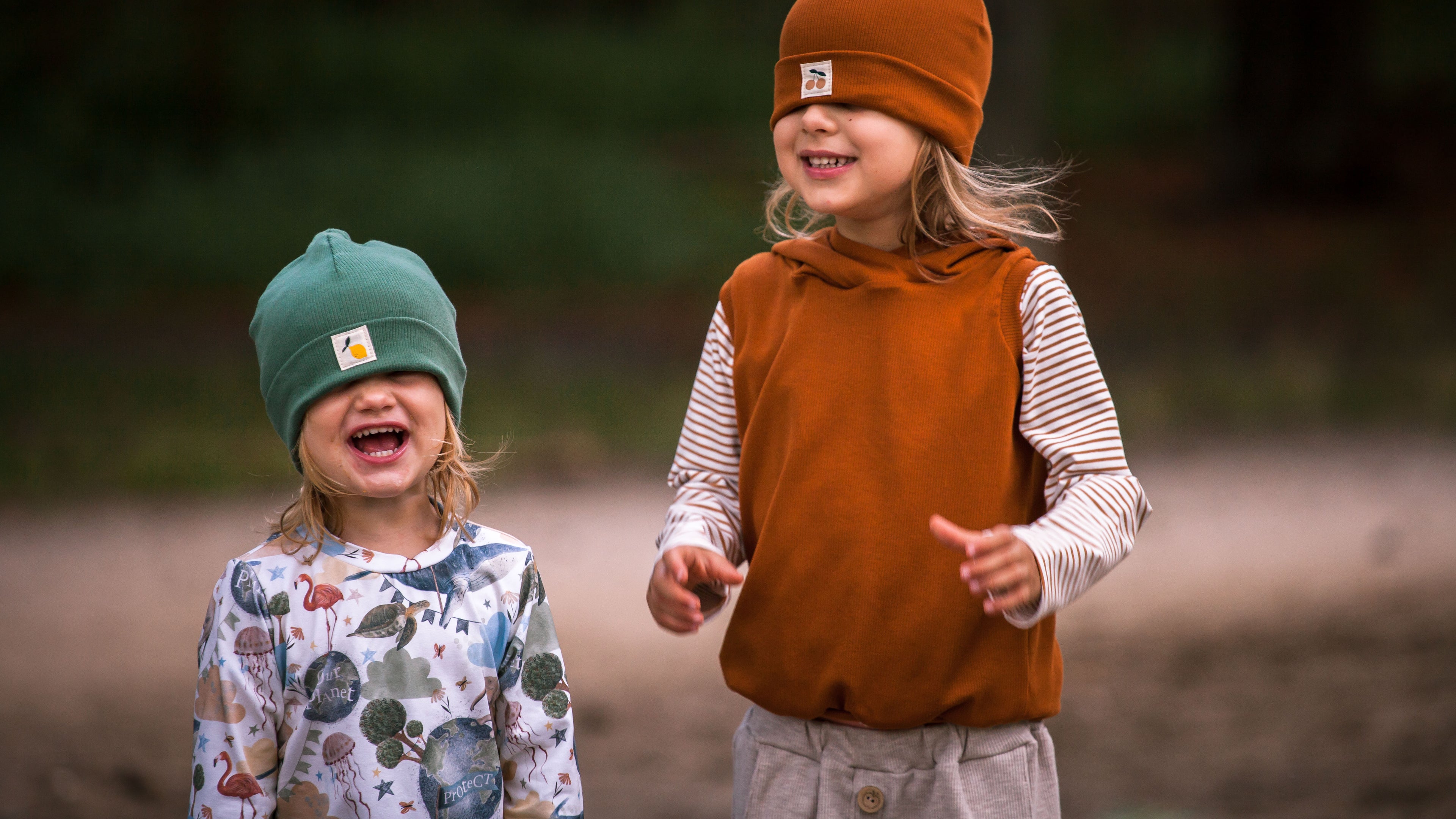 handmade babykleidung aus österreich, handmade shop wien, hipster beanies, mützen, hauben mit patch, label, aufnäher